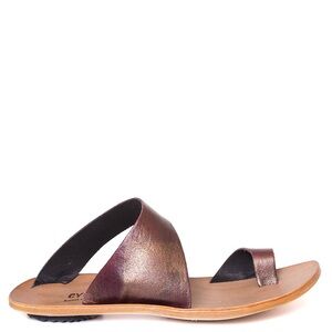 Beautiful leather thong sandal. Brown metallic in color.